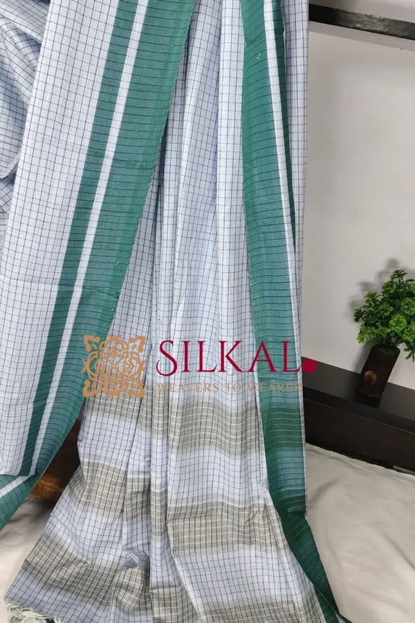 Patteda_Anchu_Checks_With_Plain_Border_Saree_SKL03686