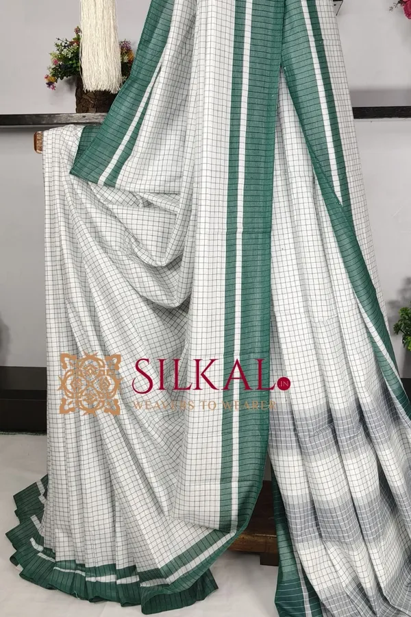 Patteda_Anchu_Checks_With_Plain_Border_Saree_SKL03687