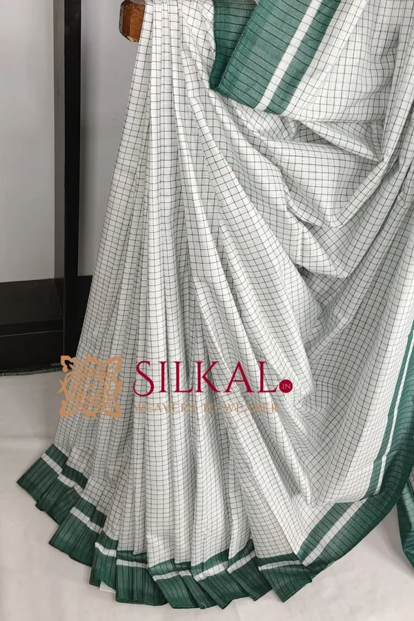 Patteda_Anchu_Checks_With_Plain_Border_Saree_SKL03687