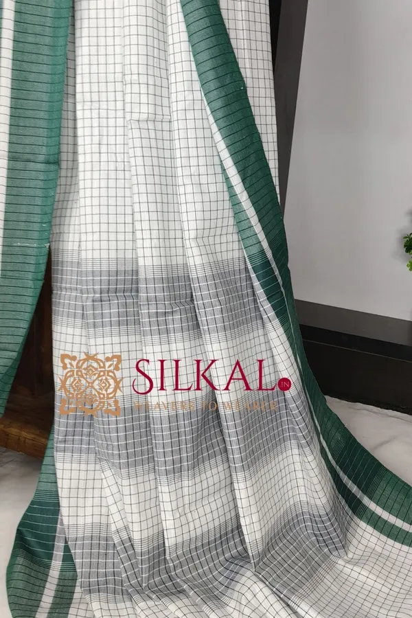 Patteda_Anchu_Checks_With_Plain_Border_Saree_SKL03687