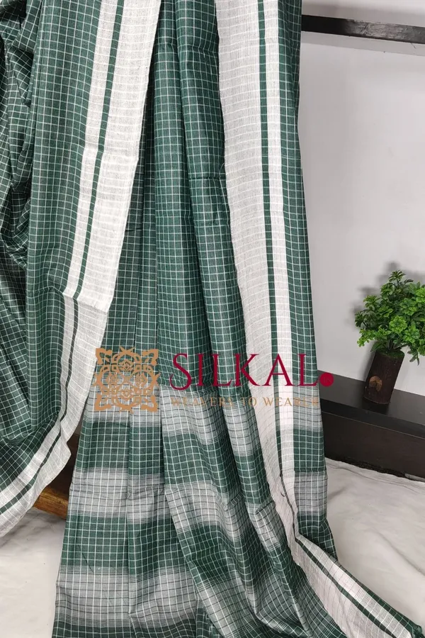 Patteda_Anchu_Checks_With_Plain_Border_Saree_SKL03688