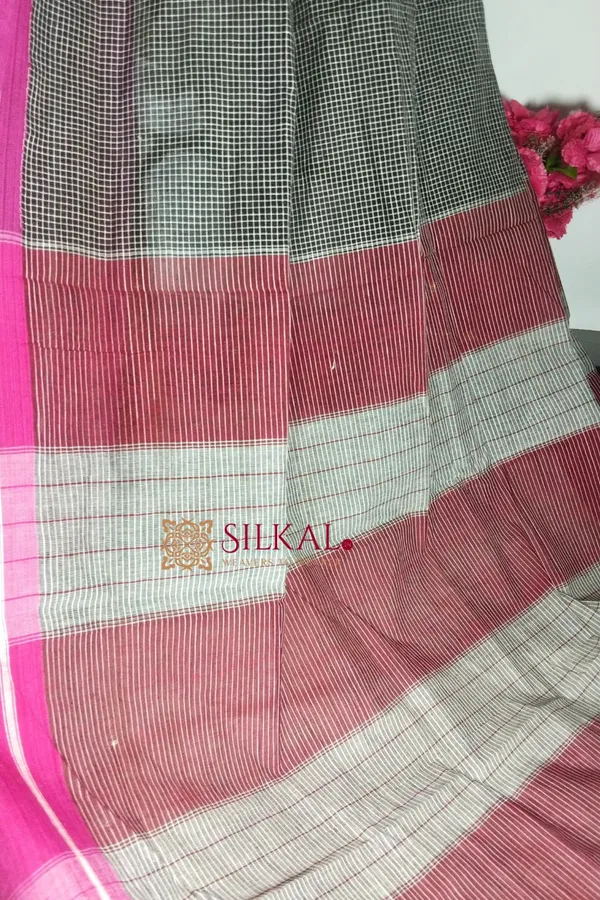 Patteda_Anchu_Checks_With_Plain_Border_Saree_Code-_SKL1846