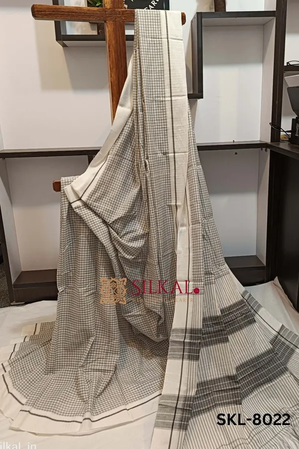 Patteda_Anchu_Checks_With_Plain_Border_Saree_Code-_SKL1014