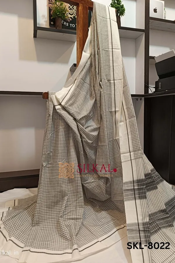 Patteda_Anchu_Checks_With_Plain_Border_Saree_Code-_SKL1014