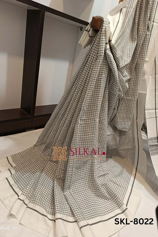 Patteda_Anchu_Checks_With_Plain_Border_Saree_Code-_SKL1014