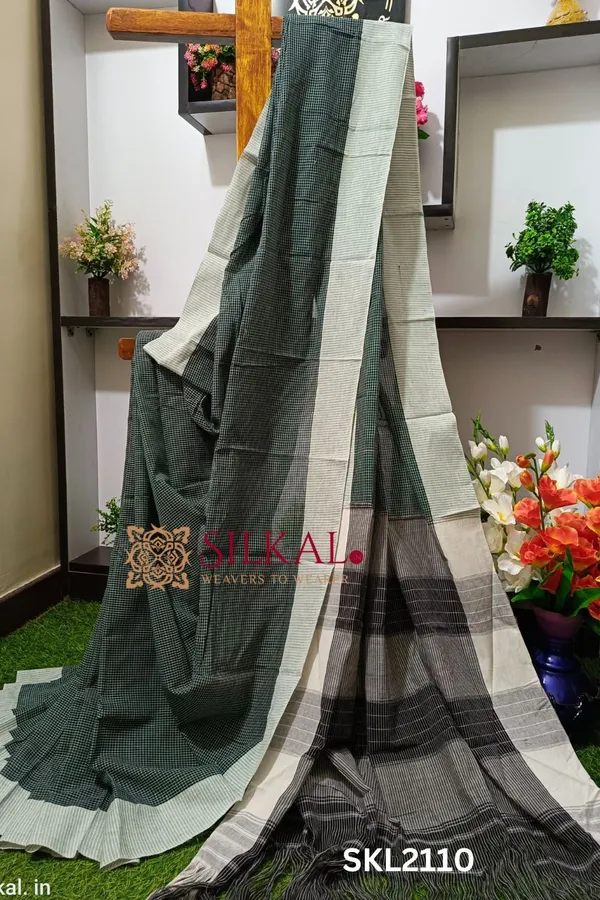 Patteda_Anchu_Checks_With_Plain_Border_Saree_Code-_SKL1336