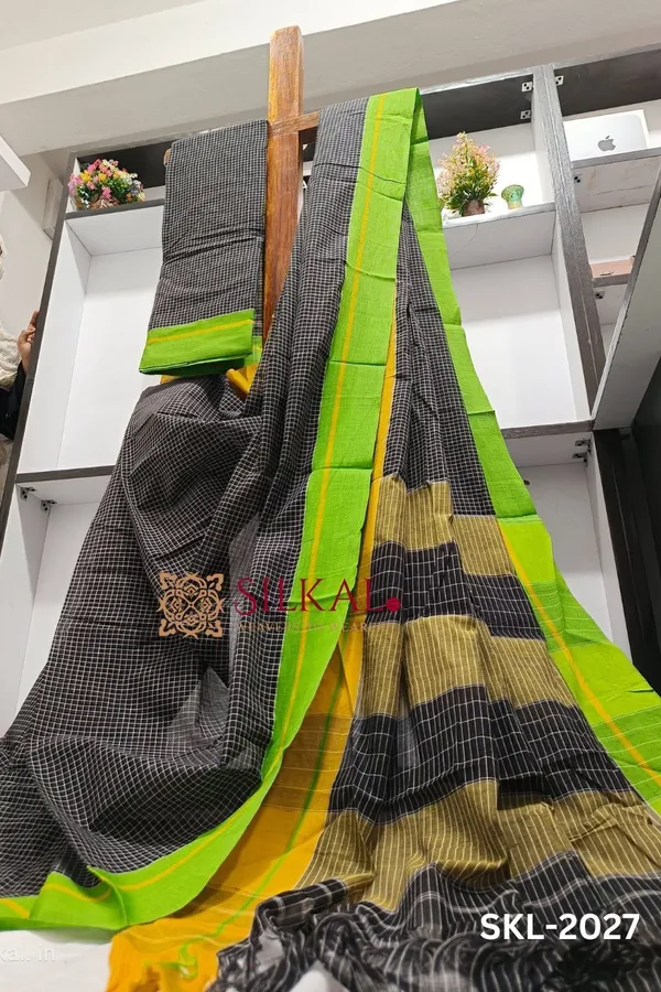 Patteda_Anchu_Checks_With_Plain_Border_Saree_Code-_SKL1085