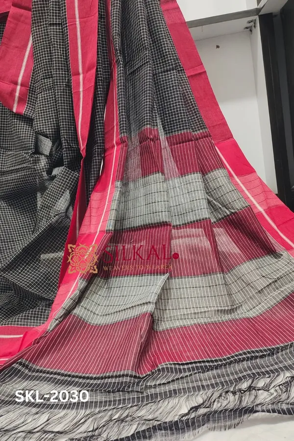 Patteda_Anchu_Checks_With_Plain_Border_Saree_Code-_SKL1086