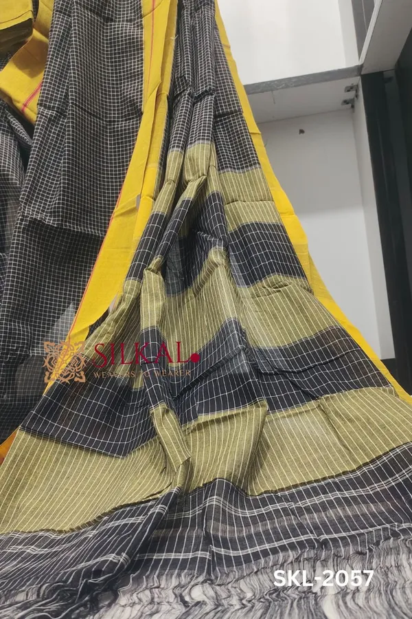 Patteda_Anchu_Checks_With_Plain_Border_Saree_Code-_SKL1402