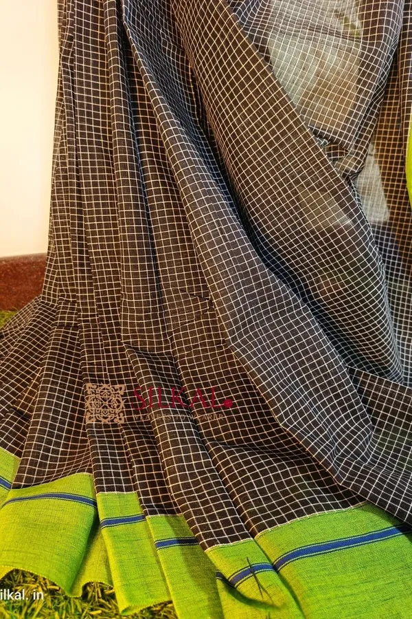 Patteda_Anchu_Checks_With_Plain_Border_Saree_Code-_SKL1332