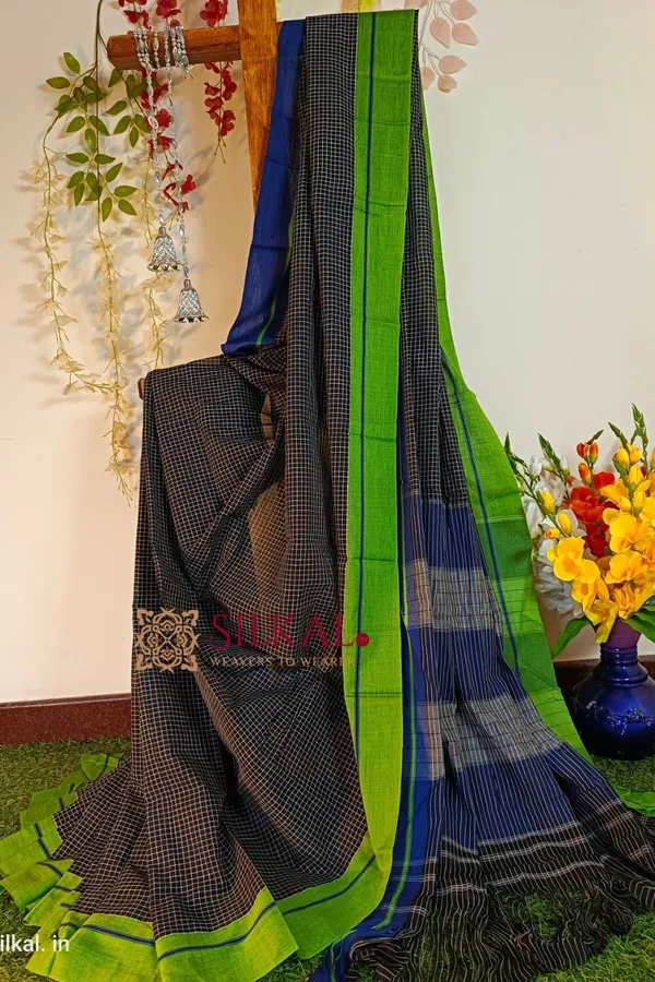 Patteda_Anchu_Checks_With_Plain_Border_Saree_Code-_SKL1332