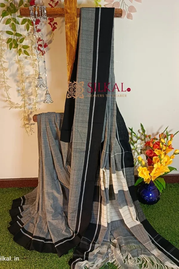 Patteda_Anchu_Checks_With_Plain_Border_Saree_Code-_SKL1173