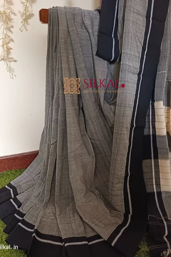Patteda_Anchu_Checks_With_Plain_Border_Saree_Code-_SKL1173