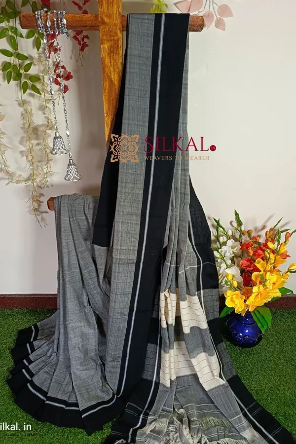 Patteda_Anchu_Checks_With_Plain_Border_Saree_Code-_SKL1173