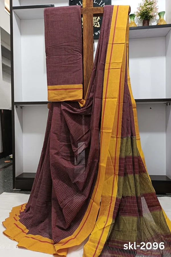Patteda_Anchu_Checks_With_Plain_Border_Saree_Code-_SKL1335