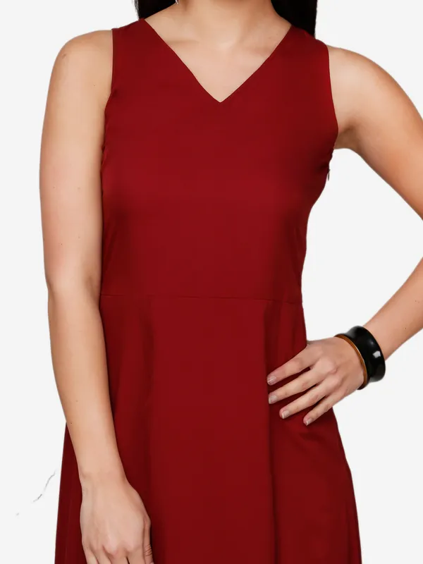 Maroon_Solid_V-Neck_Sleeveless_A-Line_Long_Maxi_Dress_For_Women