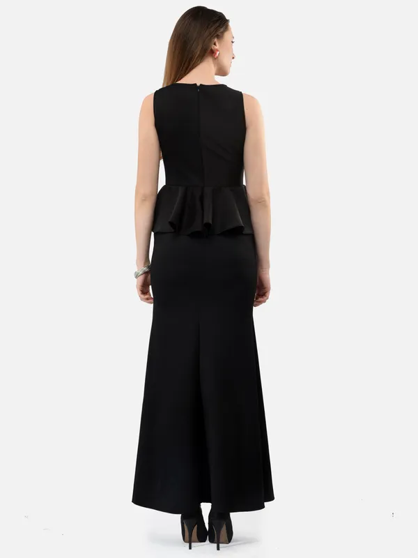 Black_Lycra_V-Neck_Fish_Cut_Gown_For_Women