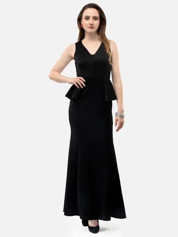Black_Lycra_V-Neck_Fish_Cut_Gown_For_Women