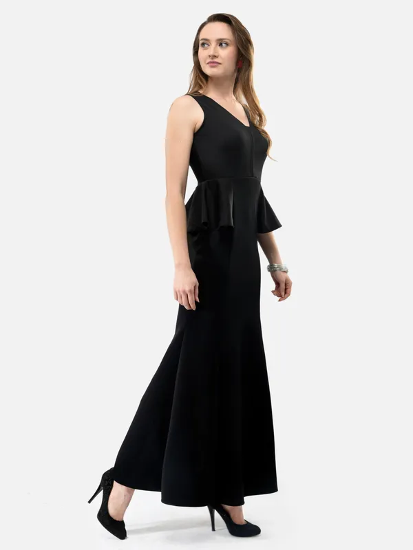 Black_Lycra_V-Neck_Fish_Cut_Gown_For_Women