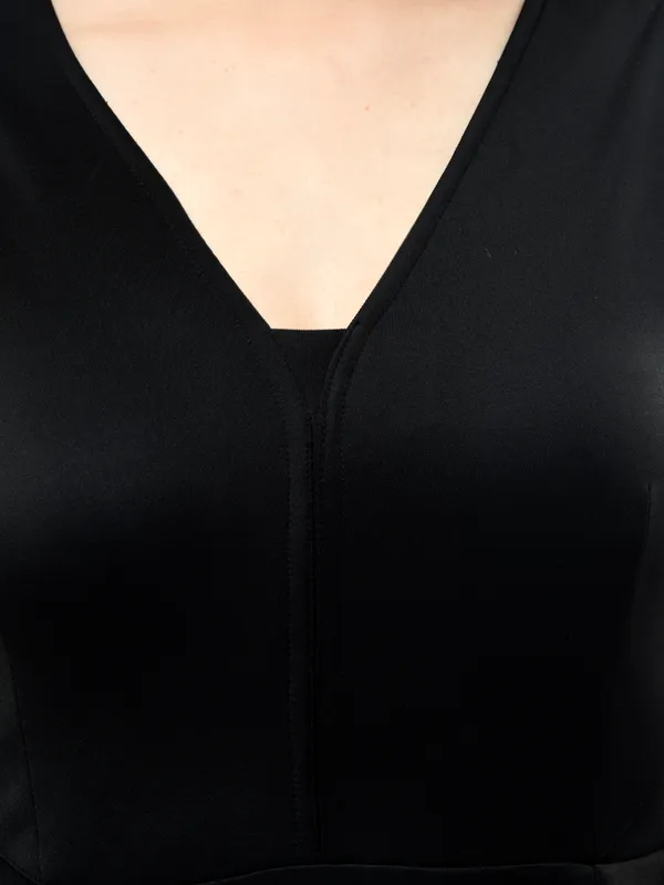 Black_Lycra_V-Neck_Fish_Cut_Gown_For_Women