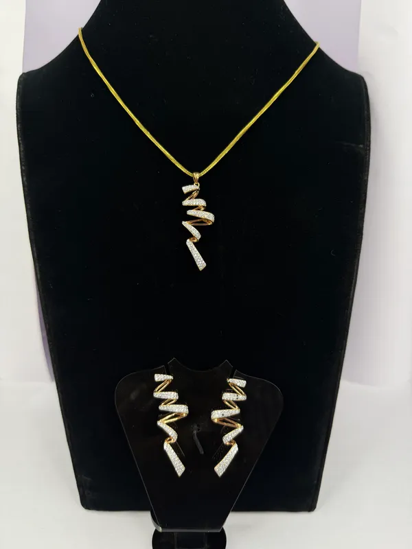 Spiral_Elegance_Diamond_Pendant_Set