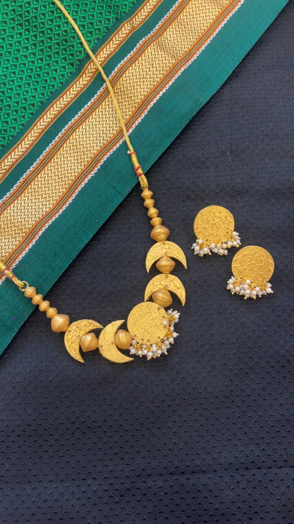FULL_MOON_MOTIF_CHOKER