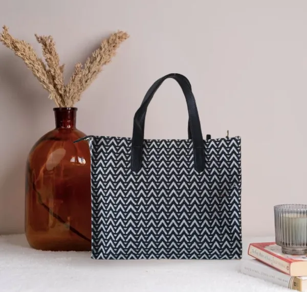 Black_Premium_Patterned_Hand_Bag_For_Women