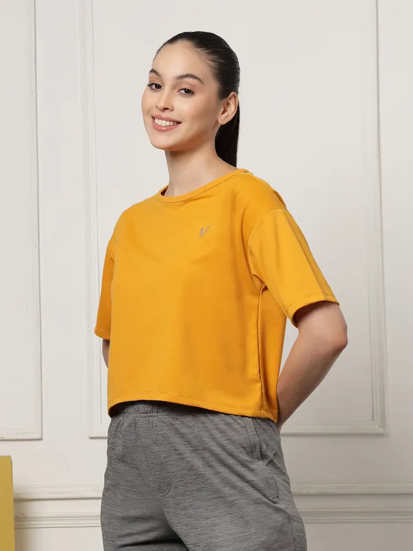 UZARUS_Women's_Regular_Fit_Gym_T-Shirt__Soft,_Breathable_&_Quick-Dry_Activewear__Ideal_for_Workout_,_Yoga,_Running,_Exercise,_Casual_Outings_&_Everyday_Comfort__Lightweight_&_Stretchable_Sportswear_Top_for_women