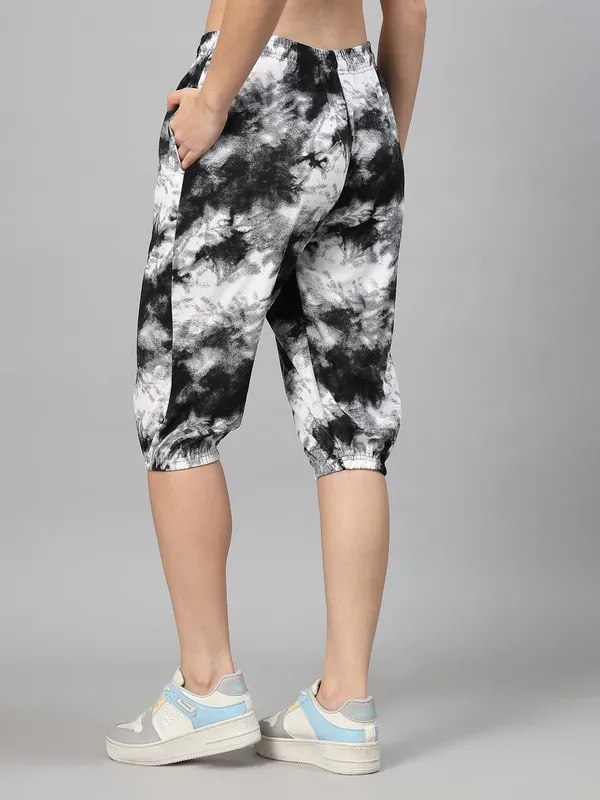 Black_&_White_Animal_Print_Tie-Dye_Strechable_Capri_3/4Th_Shorts_For_Women_&_Girls