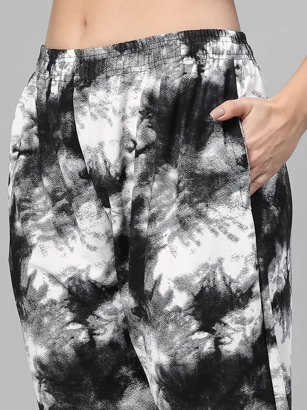 Black_&_White_Animal_Print_Tie-Dye_Strechable_Capri_3/4Th_Shorts_For_Women_&_Girls