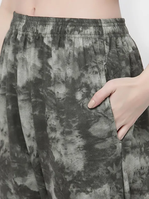 Green_Animal_Print_Tie-Dye_Strechable_Capri_3/4Th_Shorts_For_Women_&_Girls