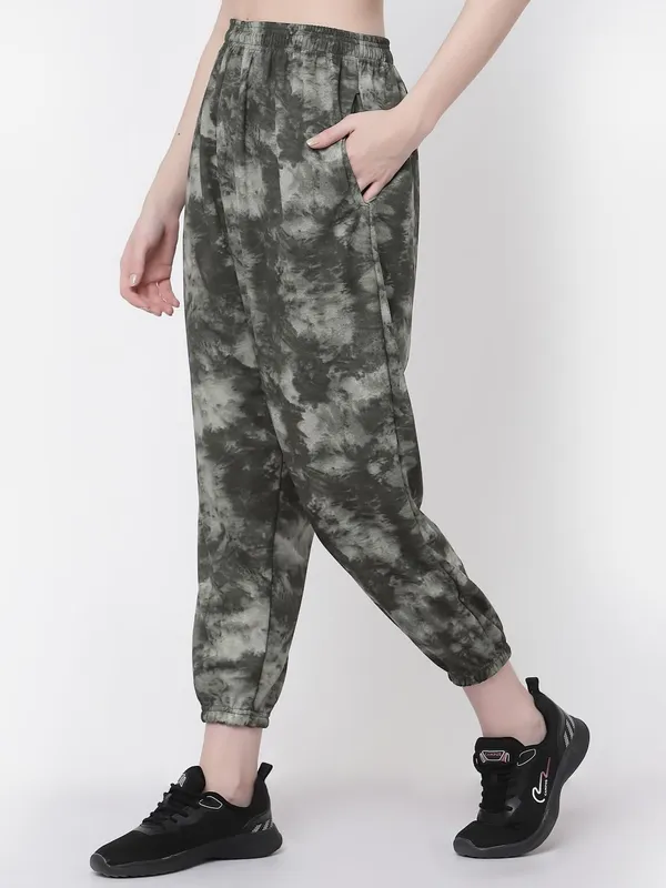 Green_Relaxed_Fit_Printed_Pyjamas_For_Women_&_Girls