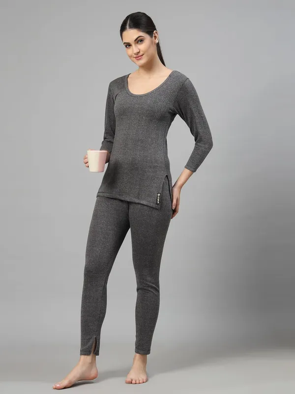 Black_Snug_Fit_Thermal_Top_And_Lower_Set_For_Women