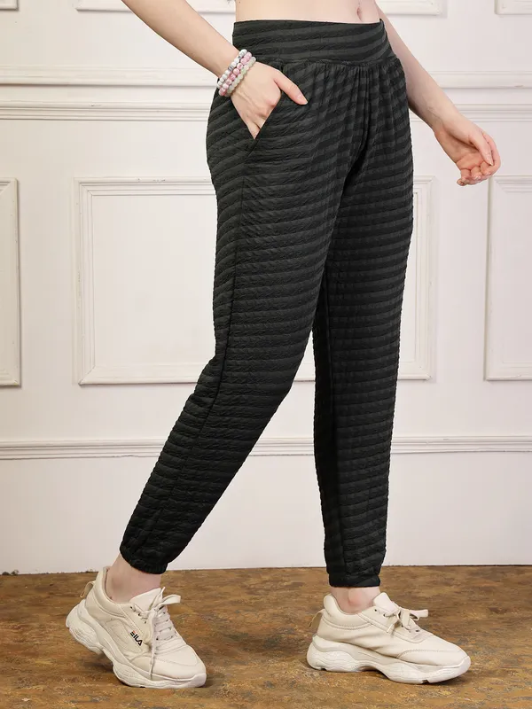 Green_Puff_Jogger_With_With_Elasticated_Drawstring_Waist_&_Side_Pocket_For_Women_&_Girls