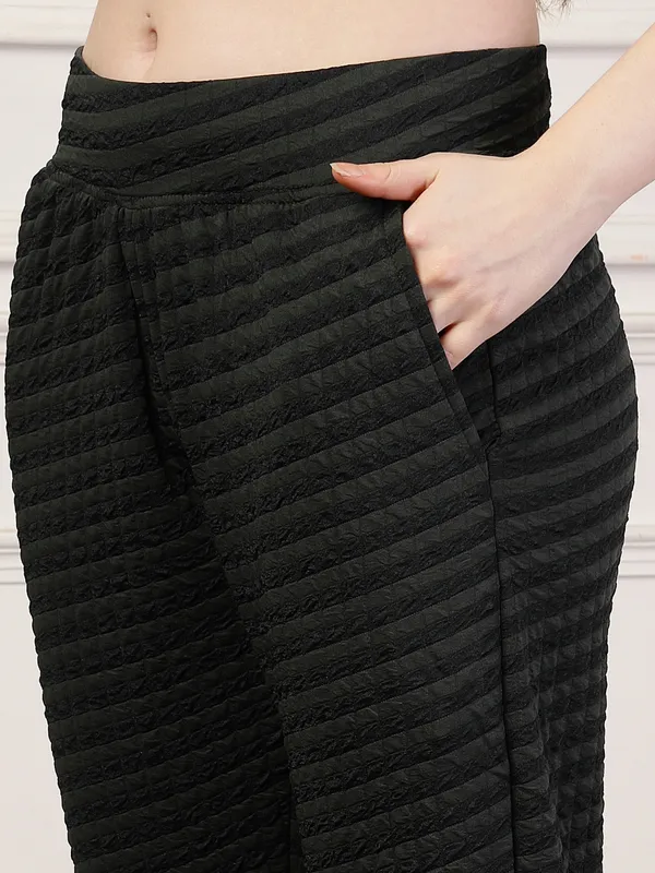Green_Puff_Jogger_With_With_Elasticated_Drawstring_Waist_&_Side_Pocket_For_Women_&_Girls