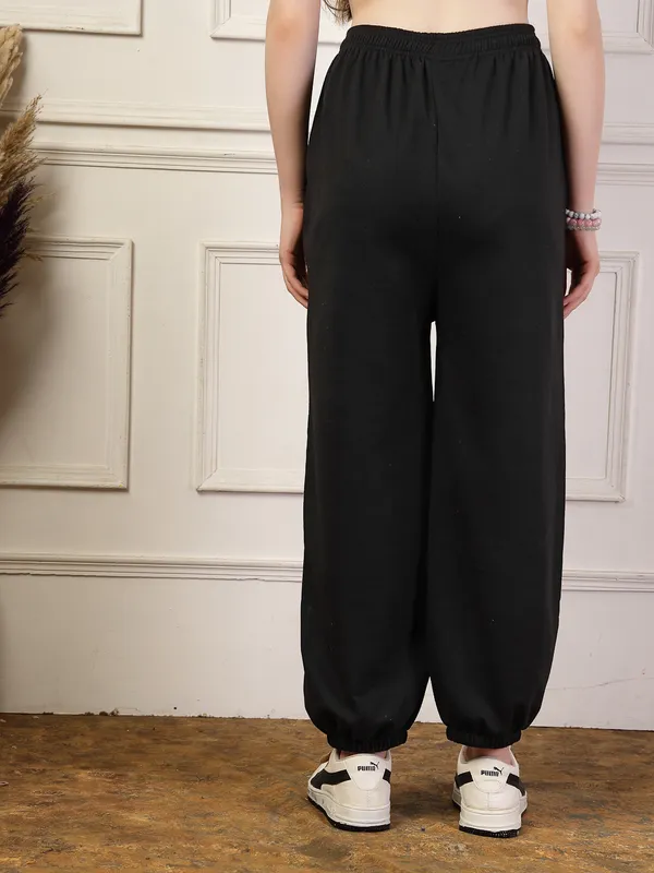 Black_Loose_Baggy_Fit_Joggers_With_Side_Pockets_&_Gripped_Hem_For_Women_&_Girls