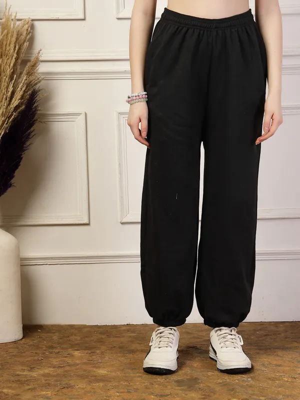 Black_Loose_Baggy_Fit_Joggers_With_Side_Pockets_&_Gripped_Hem_For_Women_&_Girls