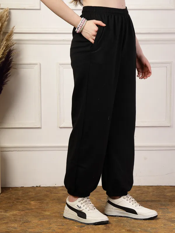 Black_Loose_Baggy_Fit_Joggers_With_Side_Pockets_&_Gripped_Hem_For_Women_&_Girls