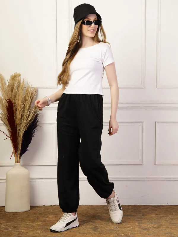 Black_Loose_Baggy_Fit_Joggers_With_Side_Pockets_&_Gripped_Hem_For_Women_&_Girls