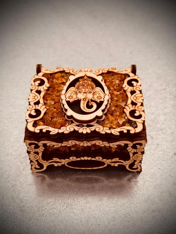 Natural_Wood_And_Amber_Gift_Box_For_Home_Decor