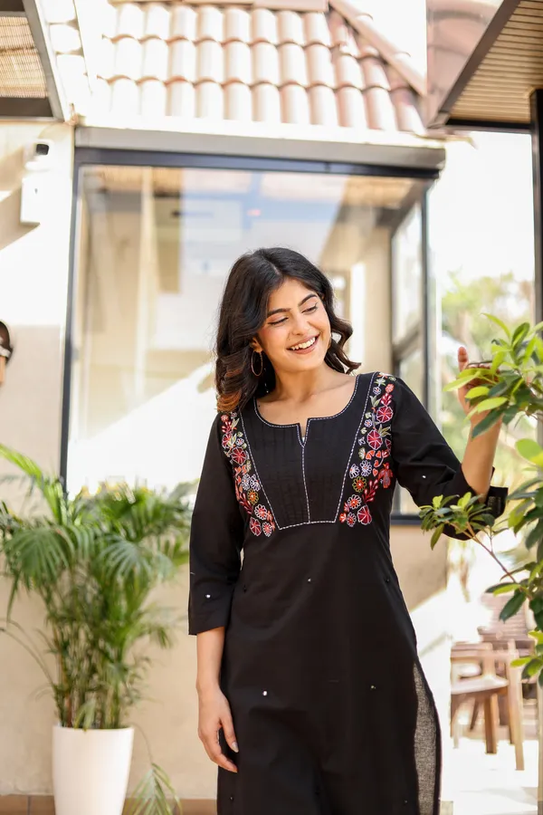 Black_Trendy_Design_Cotton_Kurta_Pant_Set_For_Women
