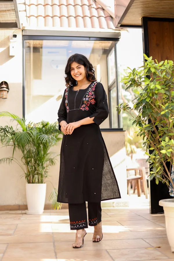 Black_Trendy_Design_Cotton_Kurta_Pant_Set_For_Women