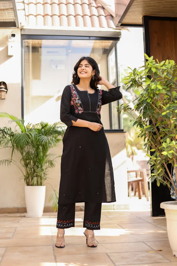 Black_Trendy_Design_Cotton_Kurta_Pant_Set_For_Women