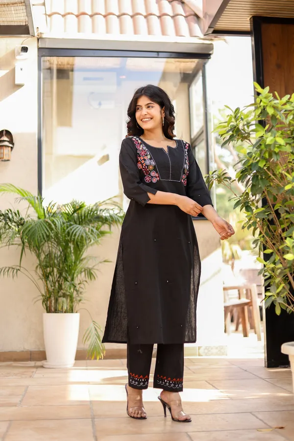 Black_Trendy_Design_Cotton_Kurta_Pant_Set_For_Women