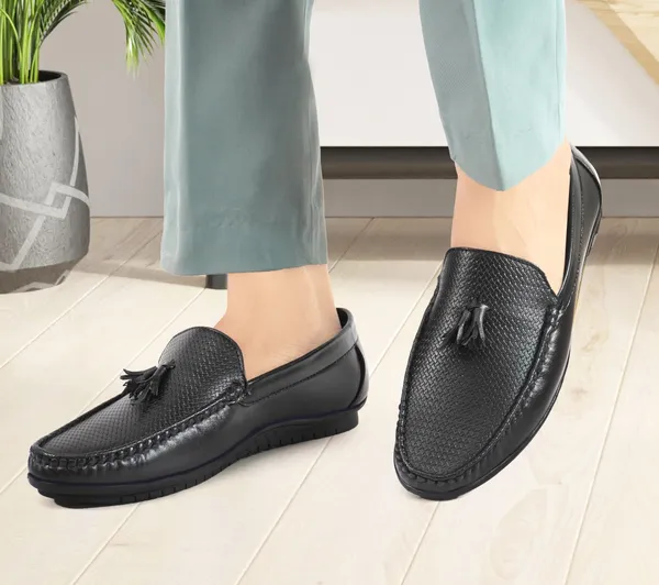 Black_Synthetic_Embossed_Deisgn_Tussel_Loafers_For_Men