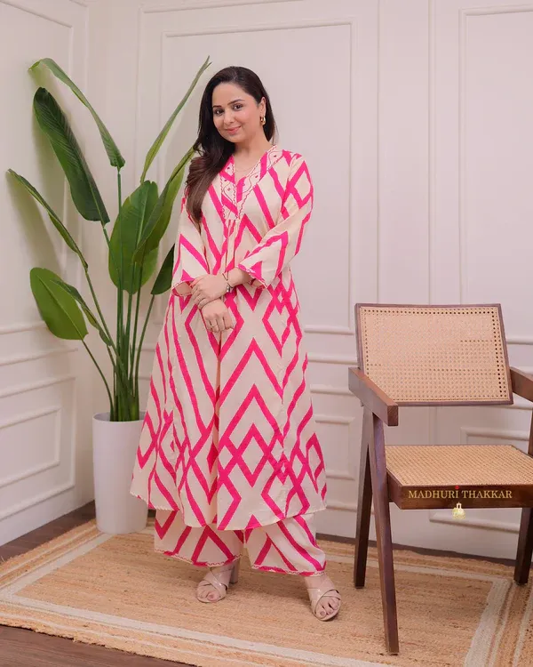 Pink_&_White_Printed_Rayon_Kurti_With_Pant_For_Women