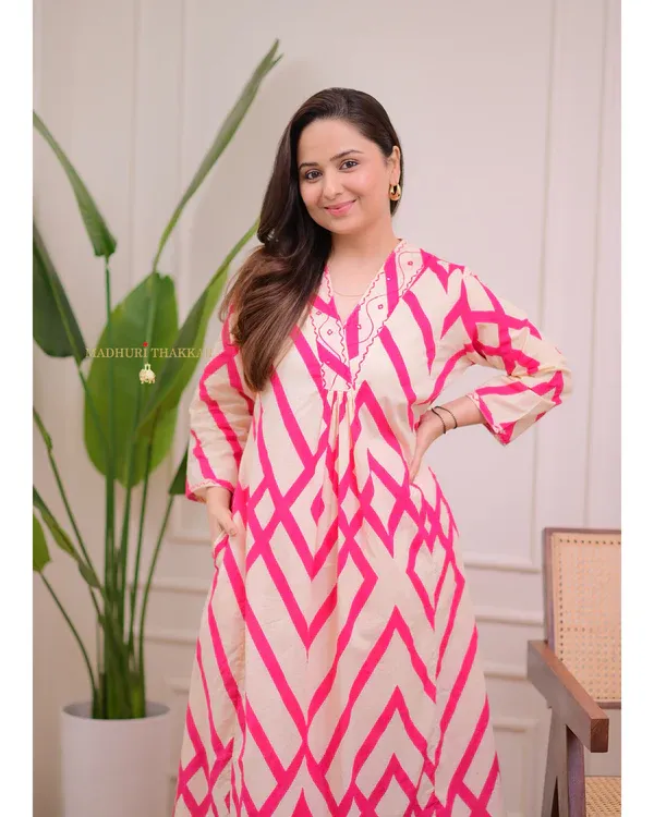 Pink_&_White_Printed_Rayon_Kurti_With_Pant_For_Women