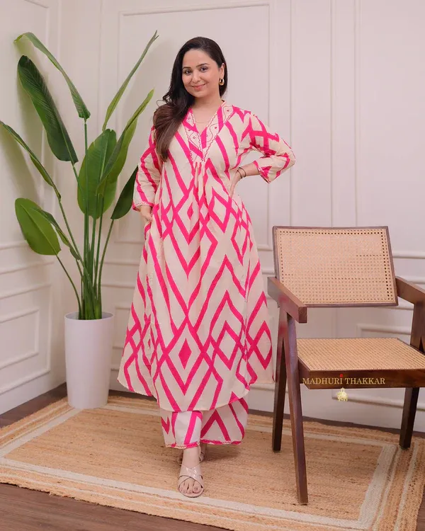 Pink_&_White_Printed_Rayon_Kurti_With_Pant_For_Women