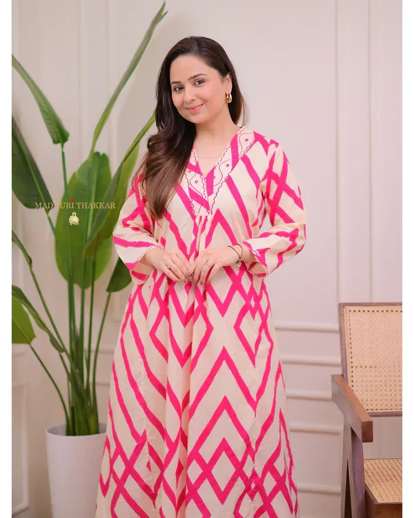 Pink_&_White_Printed_Rayon_Kurti_With_Pant_For_Women