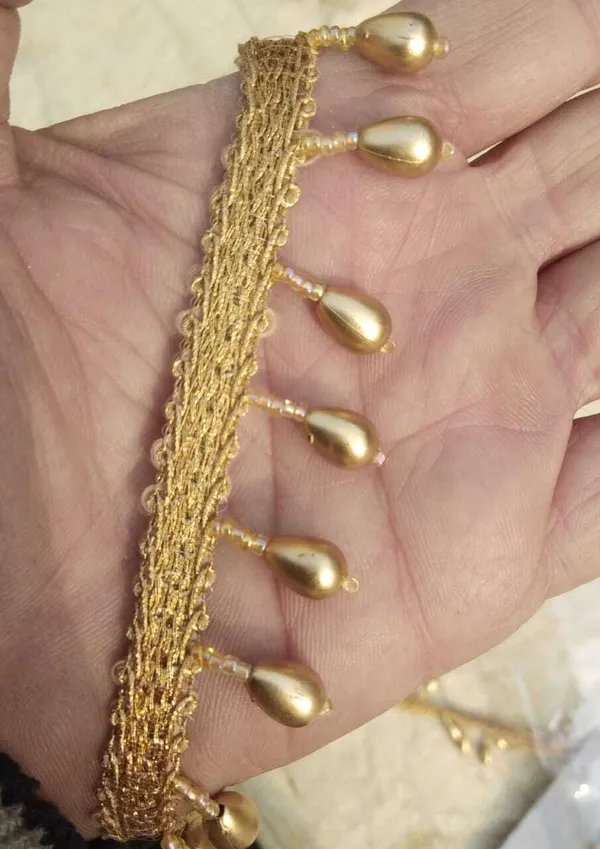 Gold_Silk_Stylish_Edging_Lace_For_Saree,_Suit,_Lehenga,_Blouse,_Art_&_Craft_(5_Mtr)
